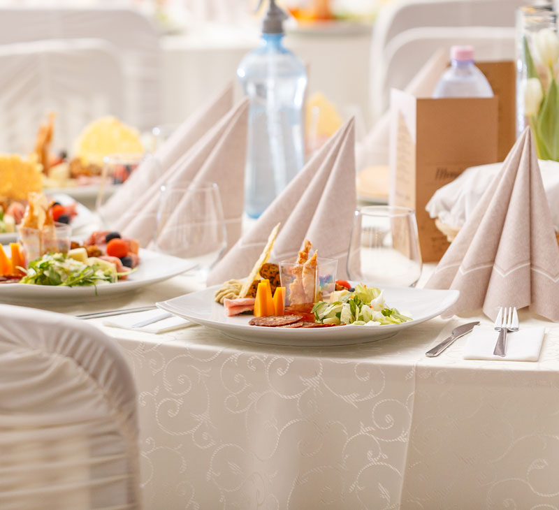 luxury-food-on-wedding-table-PX3DWW5_2.jpg